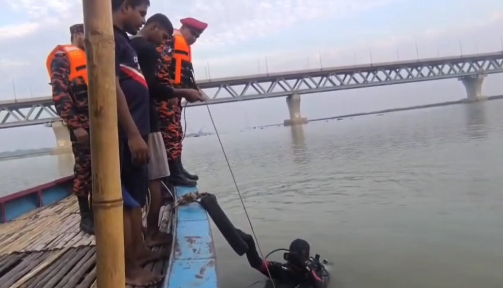 পদ্মা সেতুর ৪ নম্বর পিলারের কাছে গোসলে নেমে দুইজন নিখোঁজ